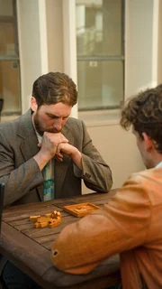 Ein Mann denkt nach, w&auml;hrend er ein Spiel spielt.