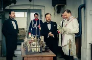 Der neue Kaiser Wilhelm II (Lucas Prisor, r.) interessiert sich beim Besuch in der Charité nur für das Labor von Robert Koch (Justus von Dohnányi, 2.v.r) und dessen Forschung zu einem Heilmittel der Tuberkulose. Klinikdirektor Spinola (Thomas Loibl, l.). Der neue Kaiser Wilhelm II (Lucas Prisor, r.) interessiert sich beim Besuch in der Charité nur für das Labor von Robert Koch (Justus von Dohnányi, 2.v.r) und dessen Forschung zu einem Heilmittel der Tuberkulose. Klinikdirektor Spinola (Thomas Loibl, l.).
