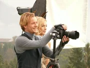 Der Fotograf Oliver (Christoph von Friedl, l.) ist für das große Fotoshooting in Ellmau verantwortlich.