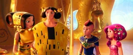 Mia (rechts) und Iko (2. v. rechts) informieren K&ouml;nigin Mayla (links) und K&ouml;nig Raynor (2. v. links), dass das b&ouml;se Kr&ouml;tenwesen Toxor ausbrechen konnte und nun Centopia bedroht.