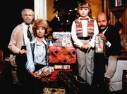 Familie Hoppenstedt unterm Weihnachtsbaum. Noch sind alle Geschenke eingepackt, aber auf jedes der Familienmitglieder wartet eine große Überraschung. v.l.n.r. Loriot, Evelyn Hamann, Katja Bogdanski, Heinz Meier