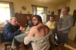 Fl&ouml;tziger (Daniel Christensen, Mitte) zeigt Rudi (Simon Schwarz, li.) der Eberhofer Vater (Eisi Gulp, 2. v. li.), dem Franz (Sebastian Bezzel) und der Oma (Enzi Fuchs) sein Tattoo.