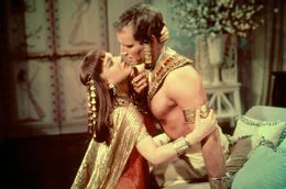 Moses (Charlton Heston) und Nefretiri (Anne Baxter).