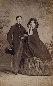K&ouml;nigspaar Francesco II. und Marie beider Sizilien vor dem Kolosseum in Rom, Foto nach 1861, Privatbesitz.