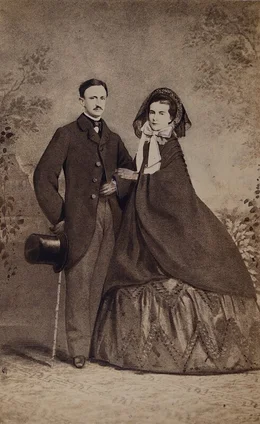 K&ouml;nigspaar Francesco II. und Marie beider Sizilien vor dem Kolosseum in Rom, Foto nach 1861, Privatbesitz.