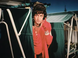 Mitten im Budenzauber auf Charley Sallmanns Dachgarten taucht die angek&uuml;ndigte Tante auf. In Wirklichkeit ist die angebliche Erbtante niemand anderes als Dr. Otto Wilder (Peter Alexander).