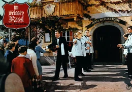 Im "Wei&szlig;en R&ouml;ssl" werden die G&auml;ste vom singenden Oberkellner Leopold (Peter Alexander) begr&uuml;&szlig;t.