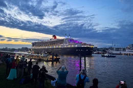 Beeindruckender Transatlantik-Liner: Die Queen Mary 2 zieht beim Auslaufen in Hamburg immer wieder viele Schaulustige an.