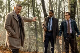 Privatdetektiv Blanc (Daniel Craig, li.) h&auml;lt die beiden Polizisten Elliot (Lakeith Stanfield, Mitte) und Wagner (Noah Segan, re.) zur&uuml;ck.