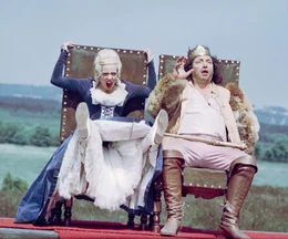 Die H&auml;scher des K&ouml;nigs (Helmut Stra&szlig;burger) fangen Bauer Hans und da er ein Angebot des K&ouml;nigs ausschl&auml;gt, bleibt ihm nur der Galgen... Bild: Prinzessin (Katharina Thalbach)