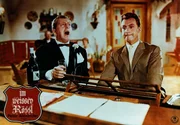 Nach dem Genuss von reichlich Alkohol wagt Sigismund S&uuml;lzheimer (Gunther Philipp, l.) eine musikalische Einlage mit Unterst&uuml;tzung von Leopold (Peter Alexander, r.).