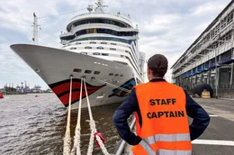 Staff Kapit&auml;nin Kristina Steinle inspiziert die AIDA sol im Hamburger Hafen.