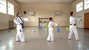 Der 9-jährige Taylan (M.) prankt seinen Trainer Nils (r.) beim Taekwondo mit Hilfe der Ehrlich Brothers.