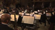 Mit Weihnachtsliedern einmal rund um die Welt: Das Münchner Rundfunkorchester und der Chor des Bayerischen Rundfunks musizieren weihnachtlich in der Stadtpfarrkirche in Hilpoltstein. Unter der Leitung von Howard Arman erklingen Werke u.a. von Bach, Taylor oder Adam. Mit Weihnachtsliedern einmal rund um die Welt: Das Münchner Rundfunkorchester und der Chor des Bayerischen Rundfunks musizieren weihnachtlich in der Stadtpfarrkirche in Hilpoltstein. Unter der Leitung von Howard Arman erklingen Werke u.a. von Bach, Taylor oder Adam.