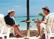 v.li.: Lilibet (Johanna von Koczian), Omama (Inge Konradi). v.li.: Lilibet (Johanna von Koczian), Omama (Inge Konradi).