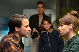 Jakob (Kostja Ullmann, links) h&auml;ngt seiner Jugendliebe Marie (Julia Hartmann, rechts) nach. Lotte (Kim Riedle) und ihr Sohn Ben (Oskar Netzel) sollen bei der R&uuml;ckeroberung helfen.