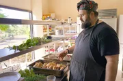 Chefkoch Christos Aristidou betreibt ein Restaurant im Ort Kornos und verwendet nur frische Kräuter für seine traditionellen Gerichte. Chefkoch Christos Aristidou betreibt ein Restaurant im Ort Kornos und verwendet nur frische Kräuter für seine traditionellen Gerichte.