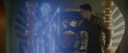 Darius (Louis Martino) hat mit Hilfe der Zeitmaschine ein Hologramm von Ramses II (Hassan El Ganounii) ins Hier und Jetzt befördert. Darius (Louis Martino) hat mit Hilfe der Zeitmaschine ein Hologramm von Ramses II (Hassan El Ganounii) ins Hier und Jetzt befördert.