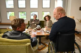 Franz (Sebastian Bezzel, li.) und Rudi (Simon Schwarz, re.) befragen den Bruder der Ermordeten, den Pfarrer Kitzeder (Thomas Mraz) und seine Frau (Sarah Viktoria Frick).