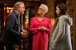 Richard Drysdale (Don Johnson, li.) diskutiert mit Linda Drysdale (Jamie Lee Curtis, Mitte) und Marta Cabrera (Ana de Armas, re.).