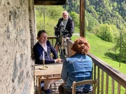 Martin Traxl im Gespräch mit Svetlana Betroggi Besitzerin des Cà Vegia in Cerentino. Martin Traxl im Gespräch mit Svetlana Betroggi Besitzerin des Cà Vegia in Cerentino.