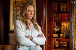 Joni Thrombey (Toni Collette) ist die verwitwete Schwiegertochter des Toten.
