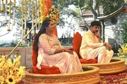 Indische Hochzeiten beginnen traditionell mit der Haldi-Zeremonie: Gelbes Kurkuma segnet die Braut und bringt der Ehe Glück. Indische Hochzeiten beginnen traditionell mit der Haldi-Zeremonie: Gelbes Kurkuma segnet die Braut und bringt der Ehe Glück.