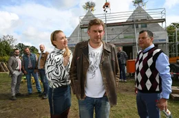 Dauerfreundin Susi (Lisa Maria Potthoff) treibt, ausgerechnet zusammen mit Franz&lsquo; (Sebastian Bezzel, Mitte) verhasstem Bruder Leopold (Gerhard Wittmann), den Bau voran, um die beiden Familien im Doppelhaush&auml;lften-Gl&uuml;ck mit Gemeinschaftssauna zu vereinen. Im Hintergrund (v. li. n. re.): Fl&ouml;tzinger (Daniel Christensen), Wolfi (Max Schmidt) und Simmerl (Stephan Zinner).