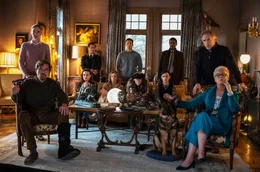 Nach dem Tod von Harlan Thrombey (unten v. li. n. re.): Die Familienmitglieder Walt Thrombey (Michael Shannon), Meg Thrombey (Katherine Langford), Joni Thrombey (Toni Collette), Nana Thrombey (K Callan), Jacob Thrombey (Jaeden Martell), Donna Thrombey (Riki Lindhome, li. oben), Ransom Drysdale (Chris Evans, hinten Mitte), Richard Drysdale (Don Johnson, re. oben) und Linda Drysdale (Jamie Lee Curtis, re. unten) werden von den Polizisten Elliot (Lakeith Stanfield, hinten re.) und Wagner (Noah Segan, hinten li.) befragt.