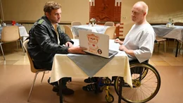 Franz (Sebastian Bezzel) besucht Rudi (Simon Schwarz) im Krankenhaus.