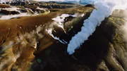 Eine Fumarole im isländischen Hochland. Die vulkanische Hitze im Untergrund bringt das Grundwasser zum Kochen.