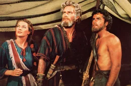 Moses (Charlton Heston, Mitte), Zippora (Yvonne De Carlo) und Josua (John Derek).