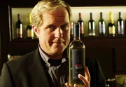 Thomas (Harald Krassnitzer) präsentiert seinen ersten eigenen Wein. Weiteres Bildmaterial finden Sie unter www.br-foto.de. Thomas (Harald Krassnitzer) präsentiert seinen ersten eigenen Wein. Weiteres Bildmaterial finden Sie unter www.br-foto.de.