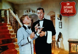 Der Oberkellner Leopold (Peter Alexander, r.) versucht Piccolos amour&ouml;se Botendienste zu &uuml;bernehmen.