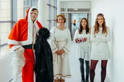 Mit Hilfe von Rudi (Michael Pascher, l.), Emilie Hofer (Stefanie von Poser, 2.v.l.), und Nina Reuther (Josephin Busch, r.) hat Mia Steiner (Lisa Junick, 2.v.r.) eine besondere Weihnachts&uuml;berraschung f&uuml;r die Kinderstation vorbereitet.