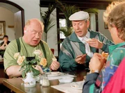 Heinz (Gerd Dudenhöffer, 2.v.l.) führt beim Frühstück in der Kur eine Diskussion über Diätprobleme.