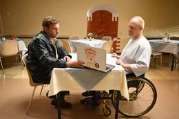 Franz (Sebastian Bezzel) besucht Rudi (Simon Schwarz) im Krankenhaus.