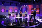 Bereit für kniffelige Fragen aus dem prallen Leben? Moderator Florian Weber (rechts) fühlt den Rateteams auf den Zahn (v. li.): Enie van de Meiklokjes, Bodo Bach, Alice Hoffmann und Antoine Monot Jr.