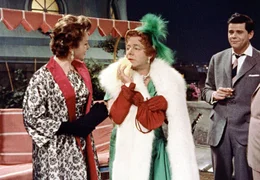 Charleys (Walter Giller, rechts) "Tante" (Heinz R&uuml;hmann, Mitte) f&auml;llt es nicht leicht, der cleveren Carlotta (Hertha Feiler) etwas vorzumachen.