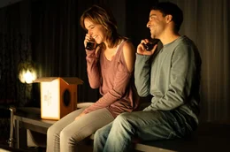 Lotte (Kim Riedle) und Jakob (Kostja Ullmann) merken zun&auml;chst nicht, wie gut sie eigentlich zusammenpassen.