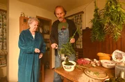 Die Oma (Enzi Fuchs) schaut dem Eberhofer-Vater (Eisi Gulp) beim Verarbeiten seiner Marihuana-Pflanzen zu.
