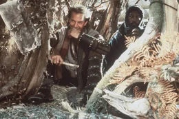 Weil Robin (Kevin Costner, l.) einst dem Mohren Azeem (Morgan Freeman, r.) das Leben rettete,  begleitet dieser Robin nach England und k&auml;mpft mit ihm gegen den Sheriff von Nottingham an ...