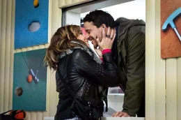 Auf einmal ist es Liebe zwischen Jakob (Kostja Ullmann) und Lotte (Kim Riedle).