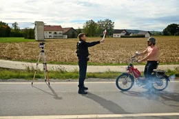 Dorfpolizist Max Simmerl (Ferdinand Hofer, li) kontrolliert den Fl&ouml;tzinger (Daniel Christensen).