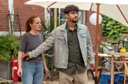 Astrid Voss (Janina Stopper, l.) ist entsetzt über die Situation, die sie im Garten ihres Vaters vorfindet. Emre Demir (Tareq Nassery, r.), der Freund ihrer toten Schwester, versucht zu deeskalieren. Astrid Voss (Janina Stopper, l.) ist entsetzt über die Situation, die sie im Garten ihres Vaters vorfindet. Emre Demir (Tareq Nassery, r.), der Freund ihrer toten Schwester, versucht zu deeskalieren.