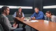 Kriminalhauptkommissar Reuter (Udo Kroschwald, 2.v.l.) befragt gemeinsam mit Kommissar Pöhlmann (Dominic Booer, 2.v.r.) und Kommissarin Joost (Nike Fuhrmann, r.) den mittlerweile höchstverdächtigen Timmermann (l.). Immer mehr Indizien sprechen gegen den Polizeihauptmeister der "SOKO Wismar". Jedoch will und kann sich niemand Timmermann als Mörder vorstellen. Doch gewisse Zweifel bleiben.
