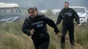 Die einheimische Polizistin Josie Fraser (Neve McIntosh) und ihr Kollege Duncan Mcinney (Stuart Campbell) versuchen den Tatendrang von Dr. Hunter zu bremsen.