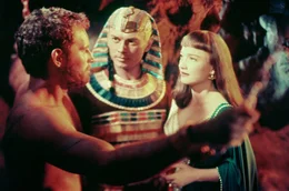 Von links: Moses (Charlton Heston), Ramses (Yul Brynner) und Nefretiri (Anne Baxter).