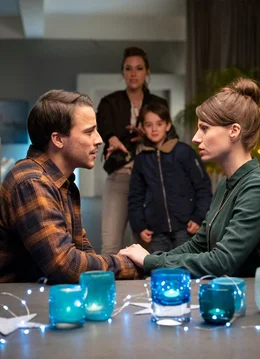 Titelmotiv/Presseheft - Jakob (Kostja Ullmann, li.) h&auml;ngt seiner Jugendliebe Marie (Julia Hartmann, re.) nach. Lotte (Kim Riedle) und ihr Sohn Ben (Oskar Netzel) sollen bei der R&uuml;ckeroberung helfen.