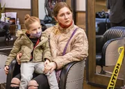 (v.li.): Paris Newton (Franny), Emma Kenney (Debbie Gallagher). (v.li.): Paris Newton (Franny), Emma Kenney (Debbie Gallagher).